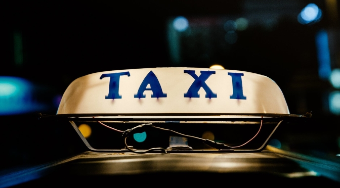 Sopravvivere al traffico di Bangkok: taxista vecchio fa buon brodo